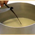 Versare in una pentola tutto il latte, circa un terzo dello zucchero e la mezza bacca di vaniglia, aperta nel senso della lunghezza e grattugiata.